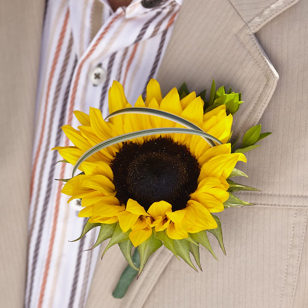 Free Spirit Boutonniere – Tala Florist Northshore, North Vancouver BC